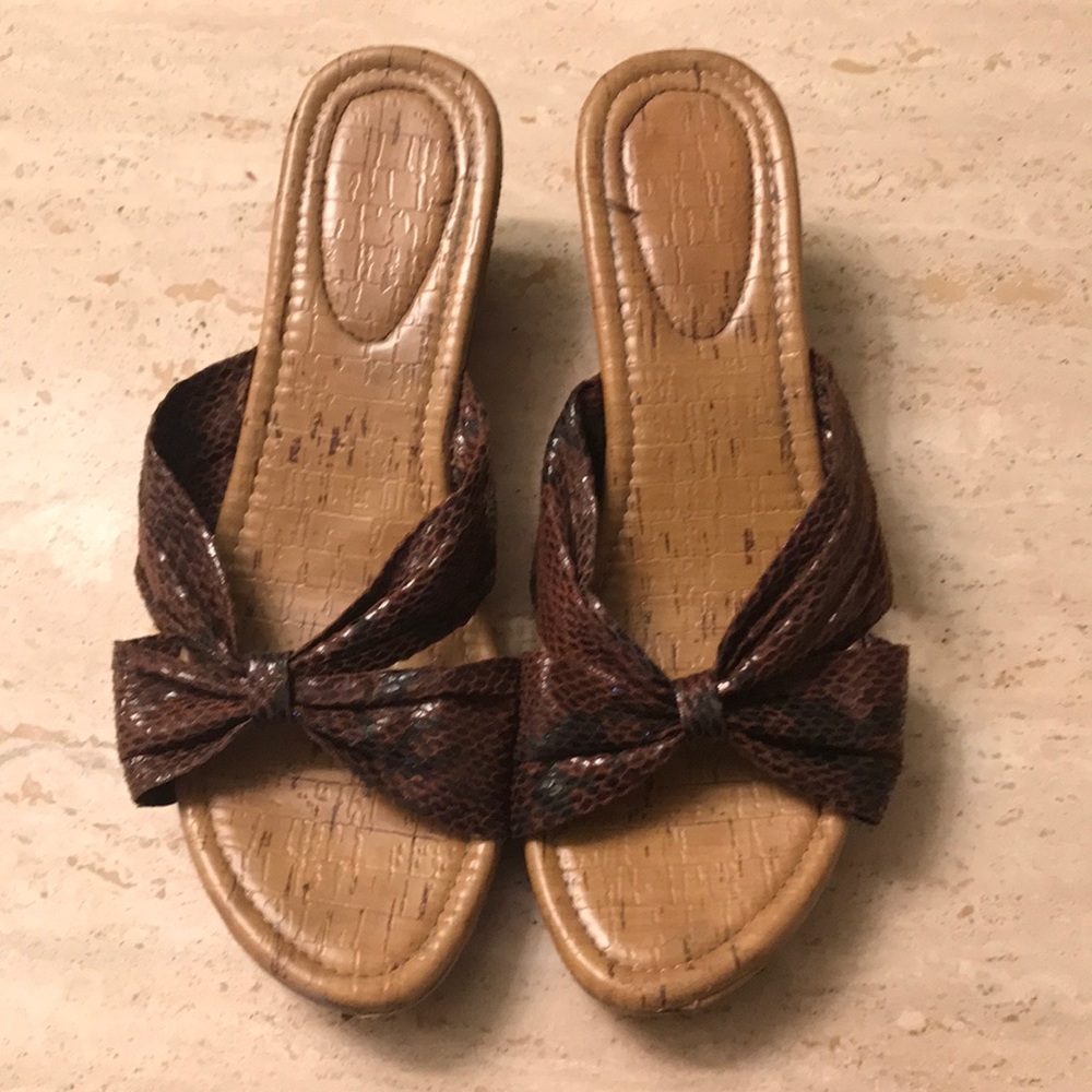 Brown skin wedge slide with criss cross front